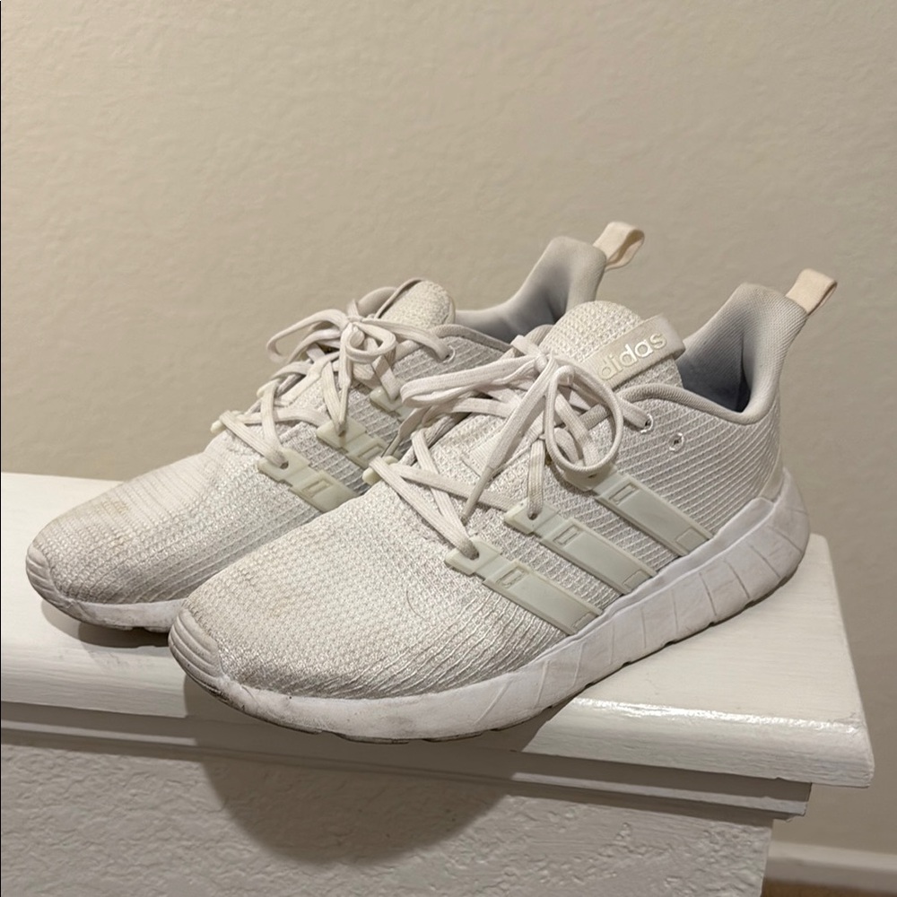 Adidas Cloud Foam Comforts White Sneakers with Cushioned Midsole and Mesh Upper